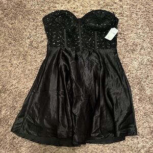 Windsor strapless sequins dress
